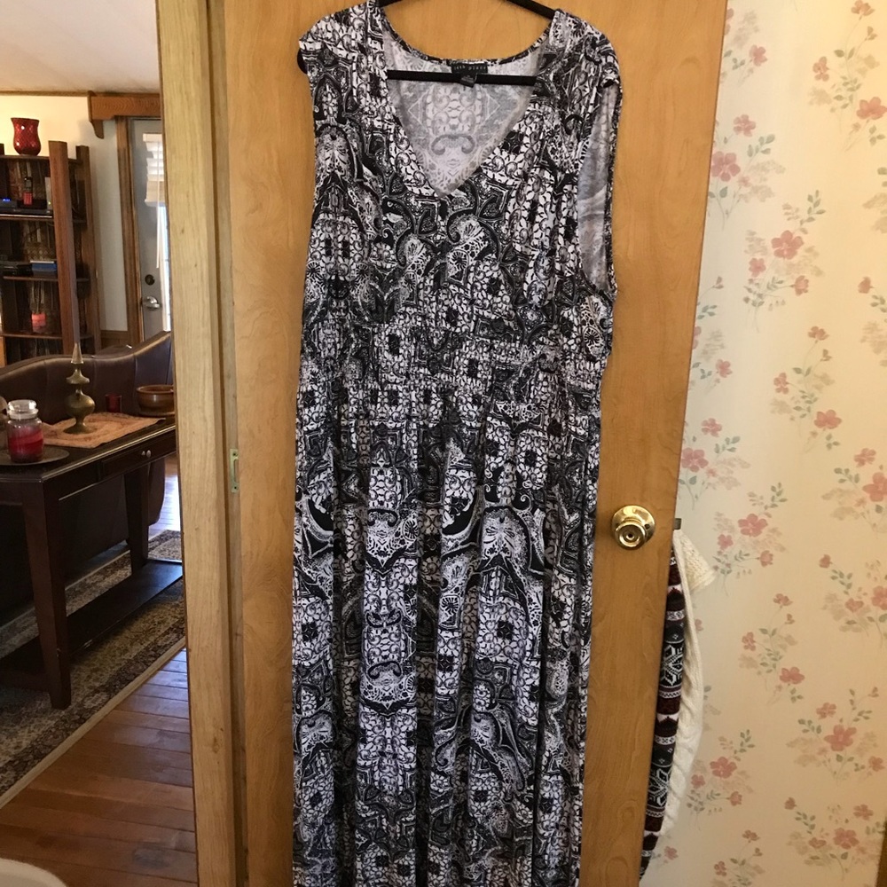 NWOT size 4x black and white print maxi dress